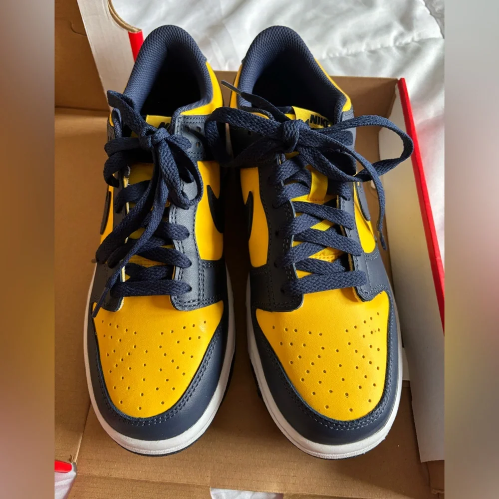 Nike Dunk Low (GS) - Size 7Y, varsity maize/ midnight navy - Picture 4 of 6
